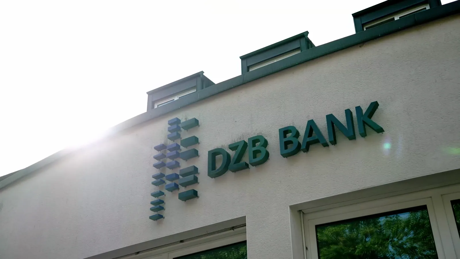 Fassade der DZB BANK mit Logo, Standbild aus dem Imagefilm
