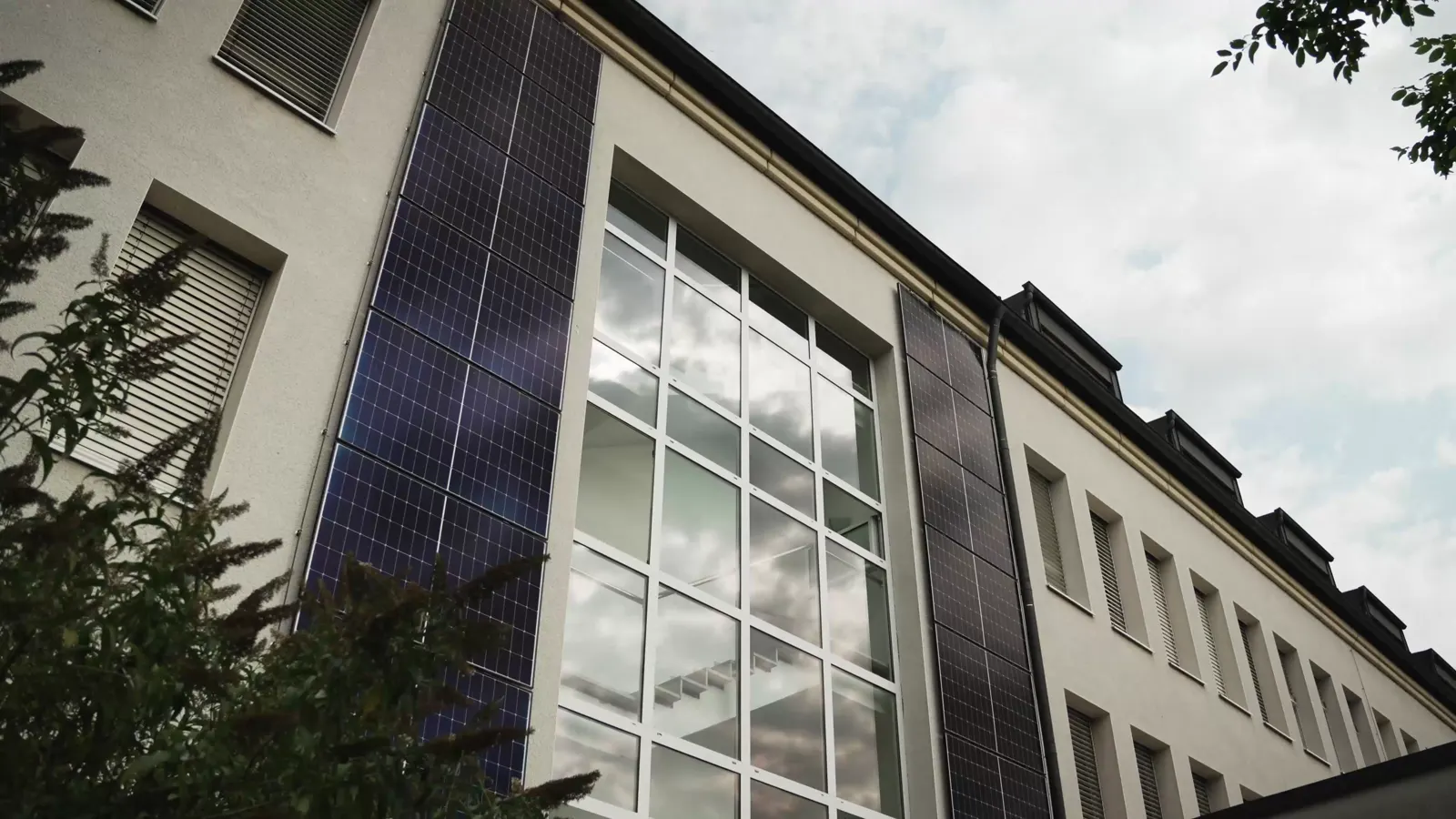 Gebäude der DZB BANK mit Photovoltaik an der Fassade, Standbild aus dem Imagefilm