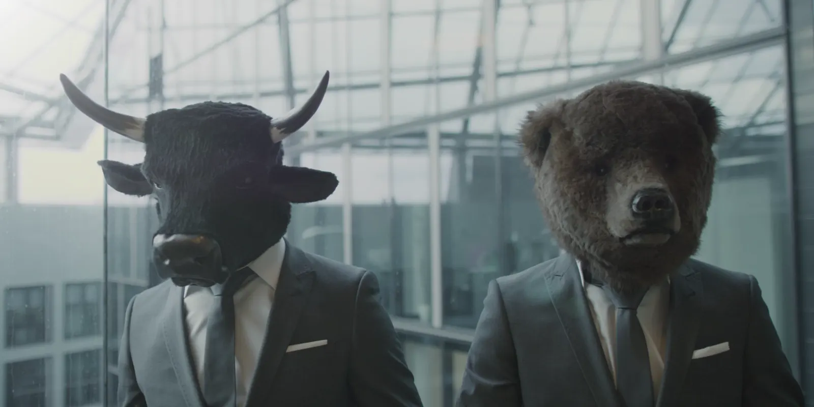 Bulle und Bär im Anzug im Aufzug, Standbild aus dem TV-Spot für Société Générale