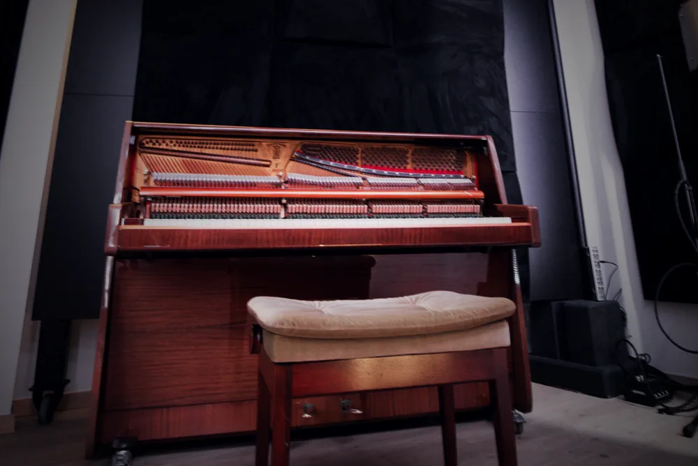 Klavier im Aufnahmeraum des Tonstudios Frankfurt