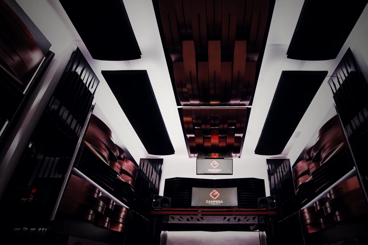 Regieraum im Tonstudio Frankfurt mit Akustikmodulen aus der Jan Morel Signature Line von Artnovion an Decke und Wänden