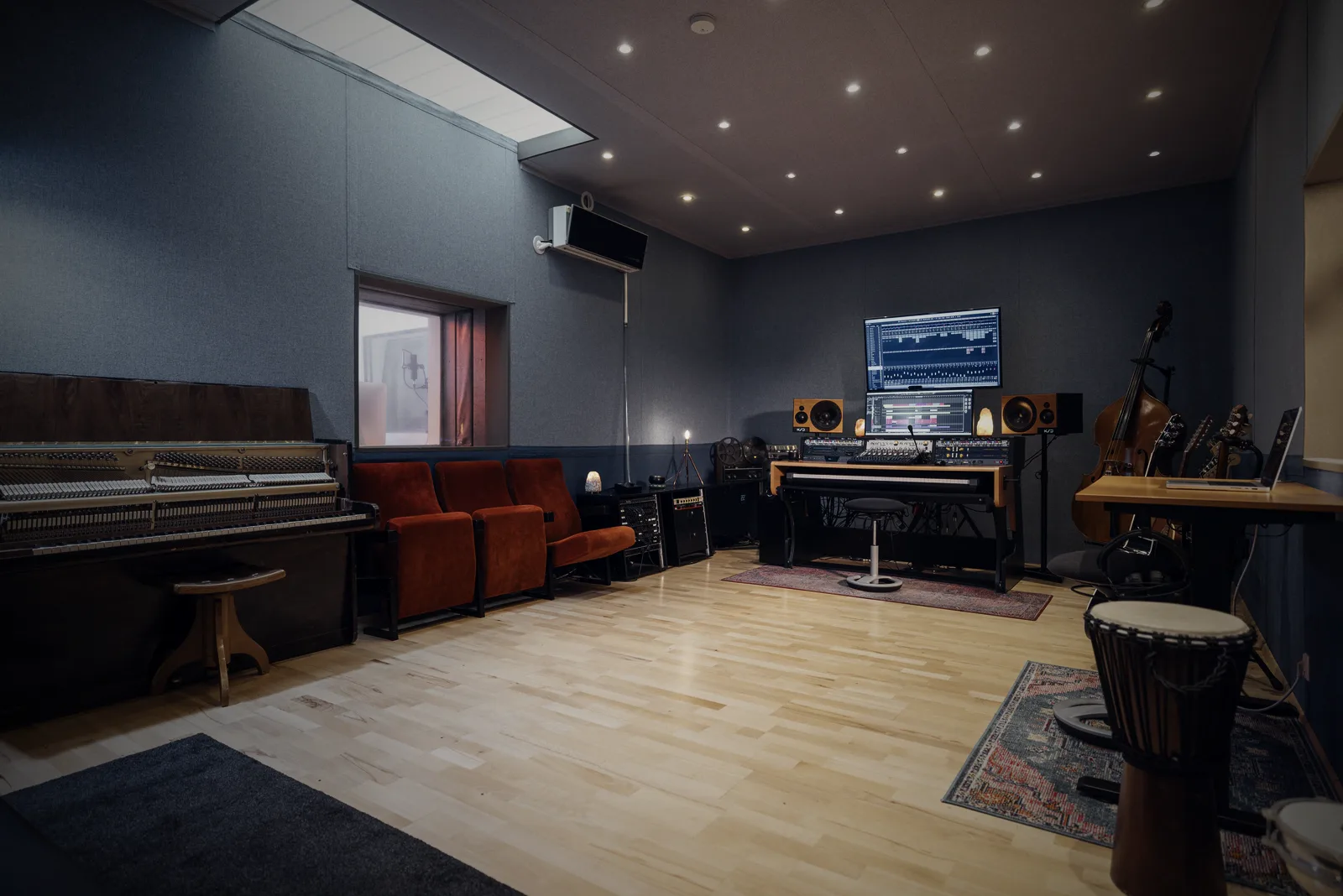 Raum im Tonstudio Köln mit Klavier, Sesseln und Regieplatz