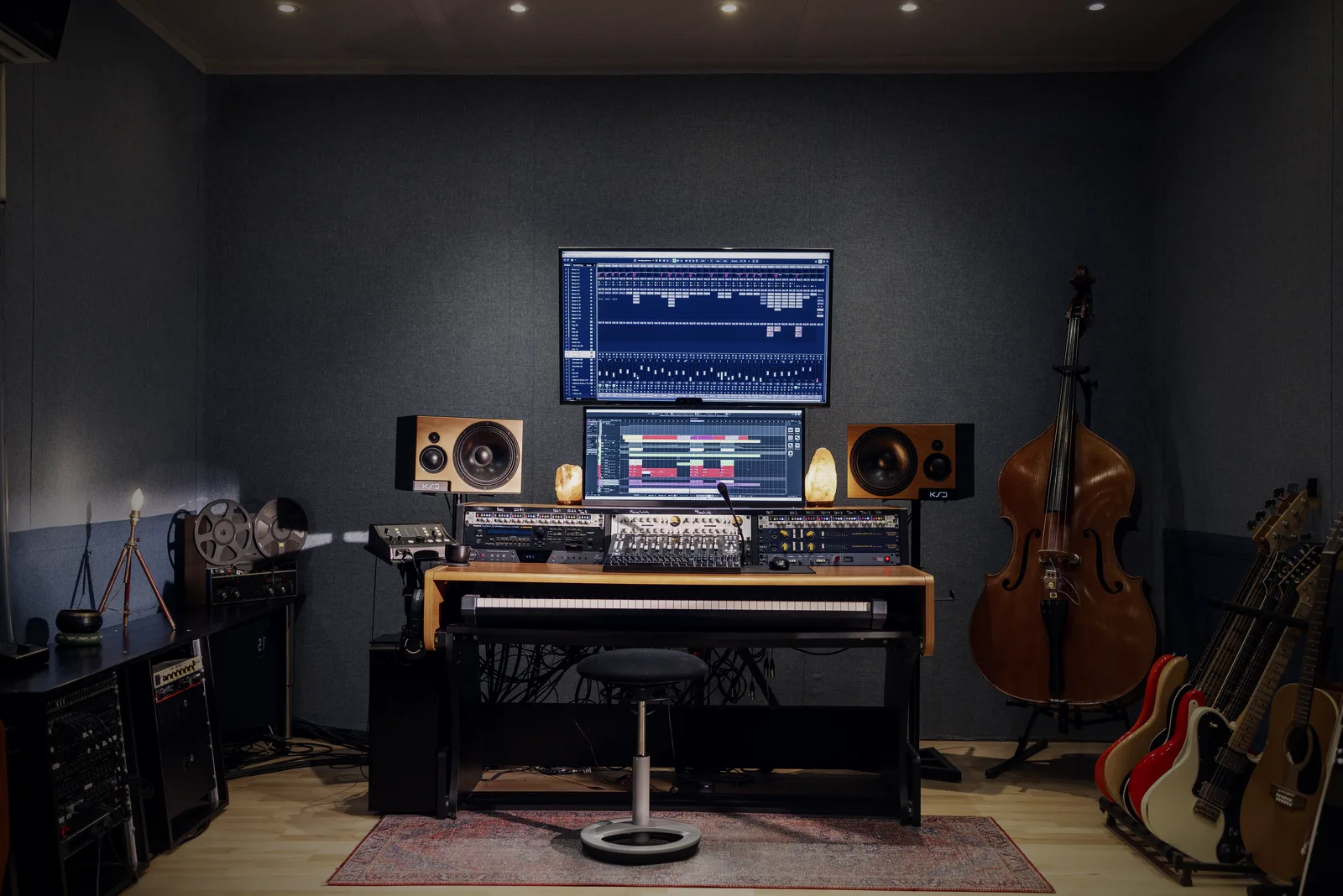 Regieplatz im Tonstudio Köln mit Abhörlautsprechern, Keyboard, Kontrabass und Gitarren